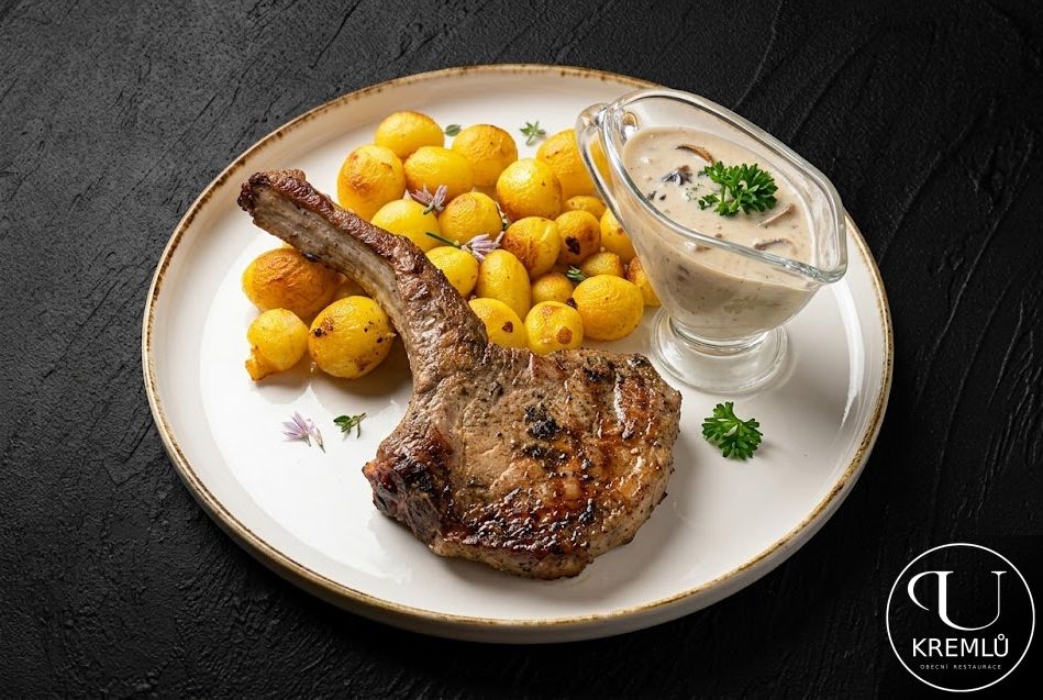 300g Vepřový tomahawk, pečené zámecké brambory, smetanová omáčka s česnekem